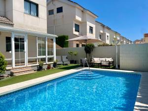 a swimming pool in front of a house at Duna Blanca House - Piscina privada - 450m de la playa in Daimuz