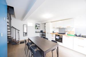 a kitchen and dining room with a table and chairs at Triple Evasion Terrasse in Zillisheim