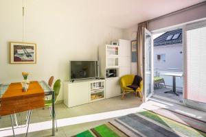 a living room with a desk and a television at Sonnentraum in Zinnowitz