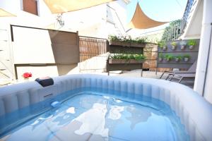 ein kleiner Swimmingpool mitten im Garten in der Unterkunft OSprittHouse in Agerola
