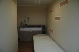 a small room with a bed and a desk at Hafenidyll mit Wasserblick in Karlshagen