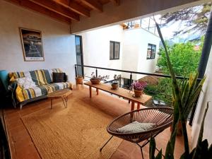 a living room with a couch and a table at Casa Colibri San Cristobal in San Cristóbal de Las Casas