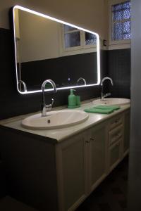 a bathroom with two sinks and a large mirror at Avocado - Garage inclus - T3 - 96m2 - lumineux - Centre ville tout à pied in Grenoble +63 photos