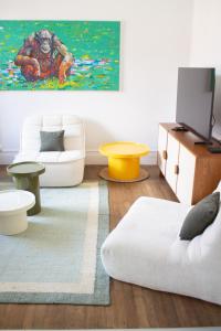 a living room with a couch and a table at Avocado - Garage inclus - T3 - 96m2 - lumineux - Centre ville tout à pied in Grenoble