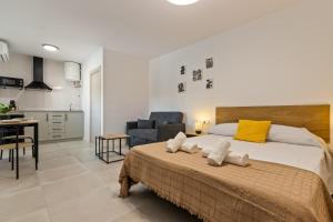 a bedroom with a large bed and a kitchen at Casa Los Sánchez in Alhaurín de la Torre