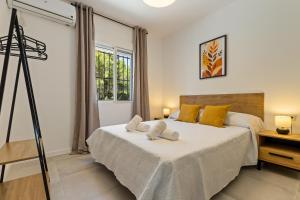 a bedroom with a large bed with yellow pillows at Casa Los Sánchez in Alhaurín de la Torre