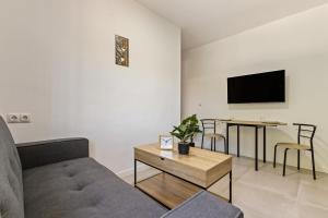 a living room with a couch and a table at Casa Los Sánchez in Alhaurín de la Torre