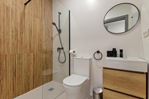 a bathroom with a toilet and a mirror at Casa Los Sánchez in Alhaurín de la Torre +22 photos