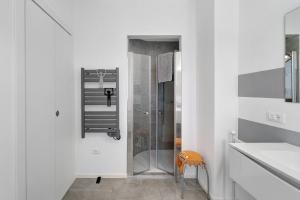 a bathroom with a shower and a orange stool at Bed and Breakfast Al Vecio Morer in San Donà di Piave +41 photos