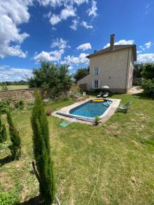 a house with a swimming pool in a yard at Le Clos 1003 in Saint-Didier-sur-Chalaronne