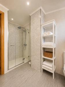 a bathroom with a shower and a toilet and towels at El Palacito de Villoslada in Villoslada de Cameros +8 photos