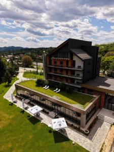 an aerial view of a building with a lawn at Hotel Băile Bughea in Bughea de Sus