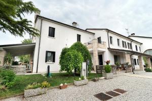 a large white house with a garden in front of it at Bed and Breakfast Al Vecio Morer in San Donà di Piave