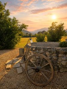 a stone cart sitting next to a stone wall at Chambres d'hôte Casprese in Altiani