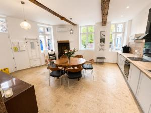 a kitchen and dining room with a table and chairs at Maison hypocentre de Bethune in Béthune