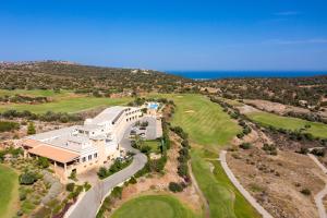 Luftaufnahme eines Gebäudes mit Golfplatz in der Unterkunft Crete Golf Club Hotel in Hersonissos