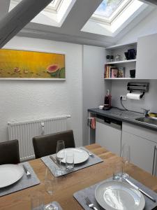 a dining room with a table and a kitchen at Brauhaus Suite 16 in Sebnitz