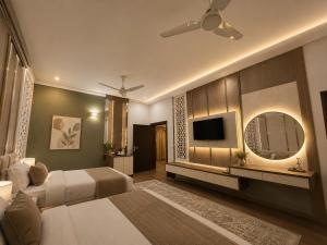 a hotel room with a bed and a mirror at Prime Stay Bosan Hotel Multan in Multan