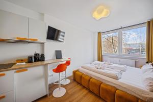 a small room with a bed and a desk at Arbio I Cube Studios & Apartments St Pauli in Hamburg