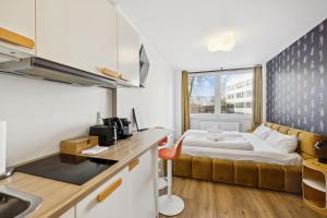 a kitchen with a bed in a room at Arbio I Cube Studios & Apartments St Pauli in Hamburg