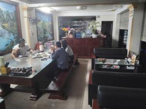 a group of people sitting at a table in a restaurant at PHƯƠNG LƯU Hotel in Văn Lâm
