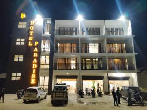 a building with a sign in front of it at night at Hotel Paradise in Neihdawn