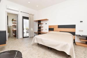 ein Schlafzimmer mit einem großen Bett und einem Fernseher in der Unterkunft OSprittHouse in Agerola + 55 Fotos