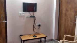 Телевизор и/или развлекательный центр в Choudhary Guest House