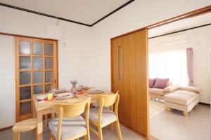 a dining room with a table and chairs at Villa Vino in Fuefuki