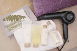 a hair dryer and a blow dryer with two bottles at Villa Vino in Fuefuki