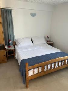 ein Schlafzimmer mit einem großen Bett und einer blauen Decke in der Unterkunft Guesthouse Donko 1 & 2 in Senj