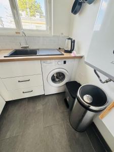 a kitchen with a sink and a washing machine at Le T3 Malpeaux – Arras Centre in Arras