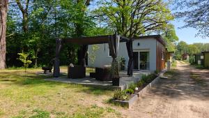 ein Pavillon vor einem Haus in der Unterkunft Two Tangerines in Milicz
