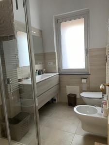 a bathroom with a tub and a sink and a toilet at The River in Fordongianus
