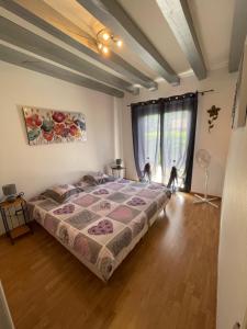 a bedroom with a large bed in a room at Gîte chez PAT in Ychoux