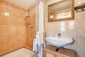 a bathroom with a sink and a mirror and a tub at Zeitreise in Lübbenau