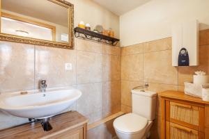 a bathroom with a sink and a toilet and a mirror at Zeitreise in Lübbenau