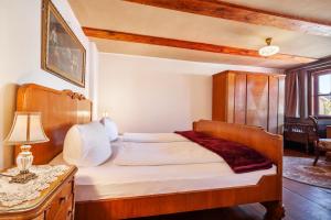 a bedroom with a bed and a table with a lamp at Zeitreise in Lübbenau +6 photos