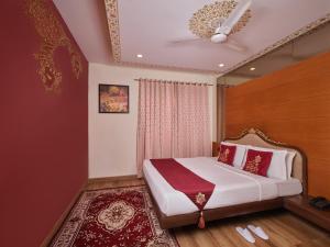 a bedroom with a bed with red and white pillows at Radhey Ki Haveli in Khātu