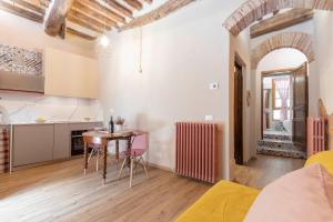 a kitchen and dining room with a table in a room at Il Poggiarello in Chianni