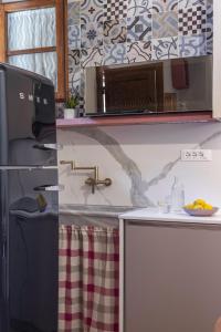 a kitchen with a counter top with a microwave at Il Poggiarello in Chianni