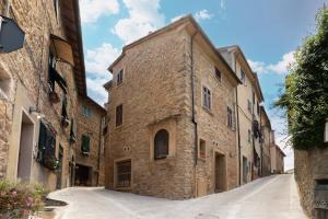 an alley in an old stone building at Il Poggiarello in Chianni