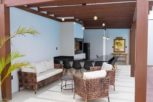 an open living room with a table and chairs at Condomínio Brises Downtown Garopaba in Garopaba