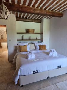 a bedroom with a large white bed in a room at MAS de 1676 in Mallemort