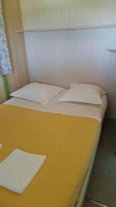 two beds in a room with white sheets and pillows at Camping 3 étoiles - Piscine - ccbfihb in Casaglione