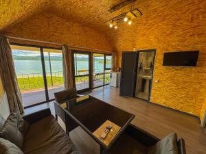 un soggiorno con divano e tavolo con vista di Nirok a Sevan