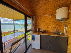 una cucina con lavello e una grande finestra di Nirok a Sevan