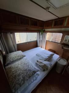 a bed in the middle of a small room at Côté plage in Vias +26 photos