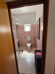 ein kleines Badezimmer mit Toilette und Waschbecken in der Unterkunft Guesthouse Donko 1 & 2 in Senj + 38 Fotos