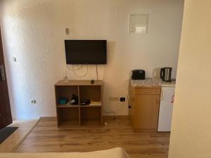 ein Wohnzimmer mit einem Flachbildfernseher an der Wand in der Unterkunft Guesthouse Donko 1 & 2 in Senj